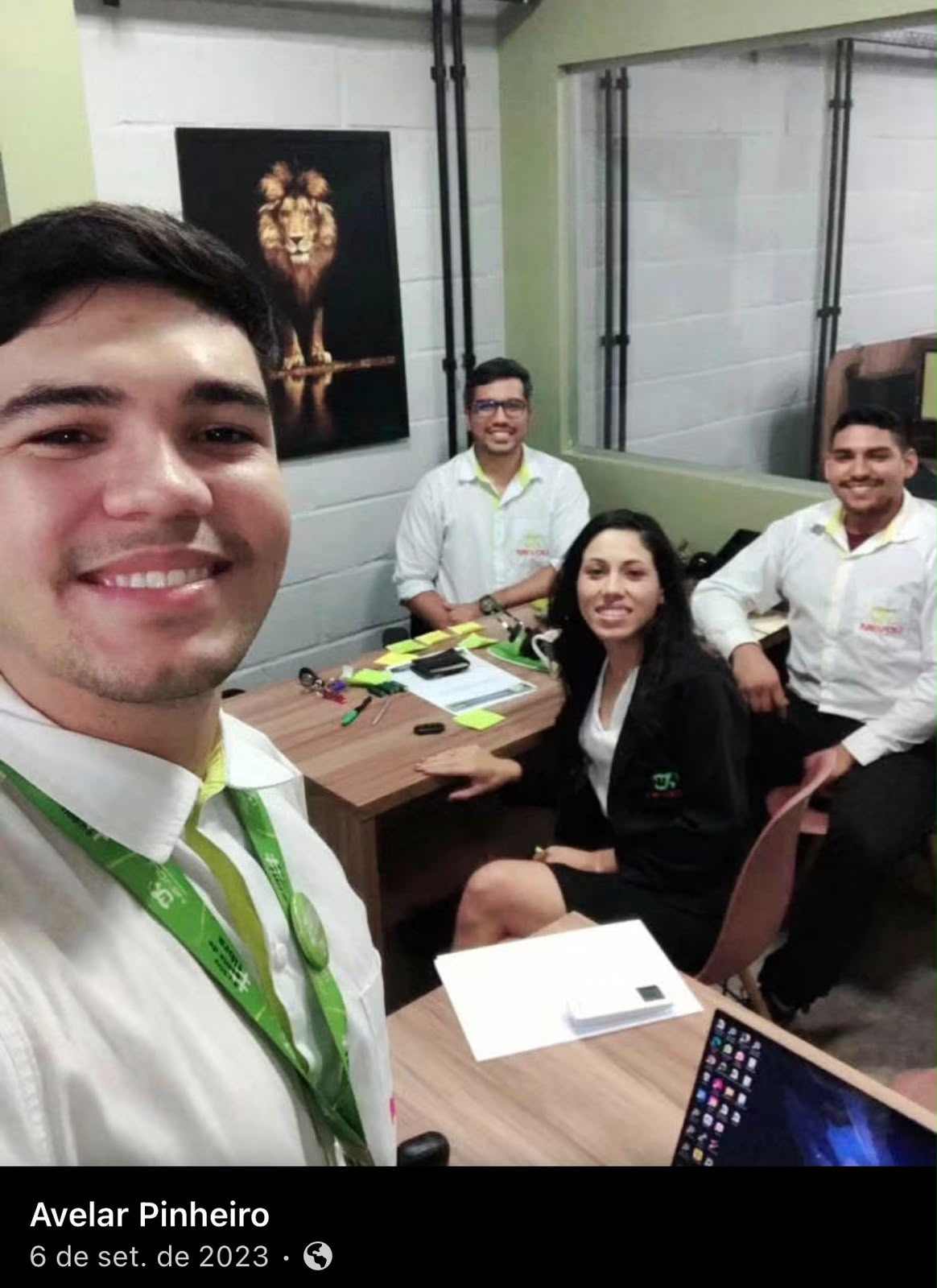Avelar Pinheiro com a equipe administrativa em reunião