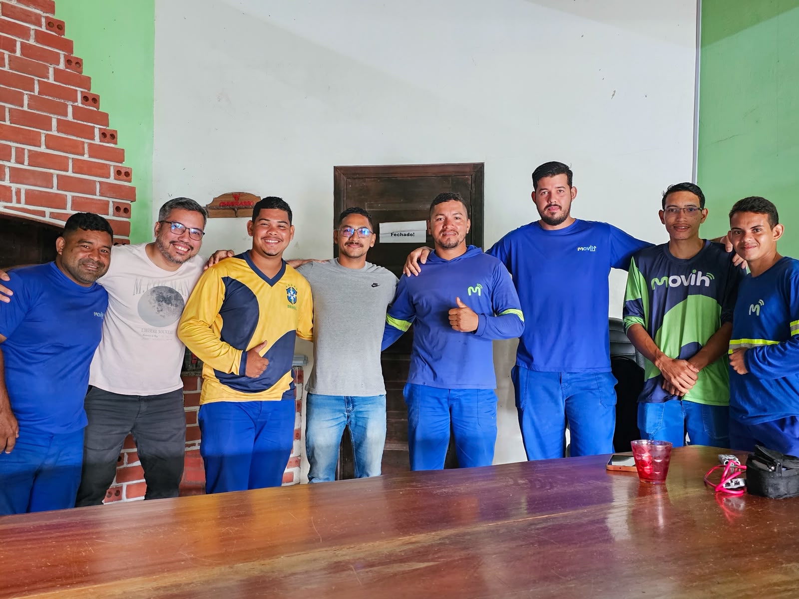 Avelar Pinheiro com a equipe de campo da Movih Telecom